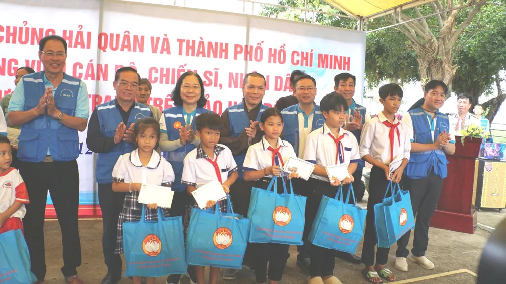 Đoàn công tác TPHCM tặng quà cho các em thiếu nhi đảo Hòn Đốc IMG_20250913_060912.jpg