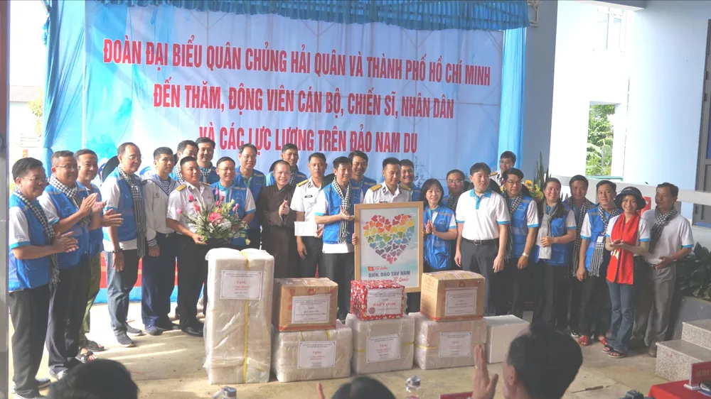 Đoàn công tác TPHCM tặng quà quân dân đảo Nam Du IMG_20250913_073703.jpg