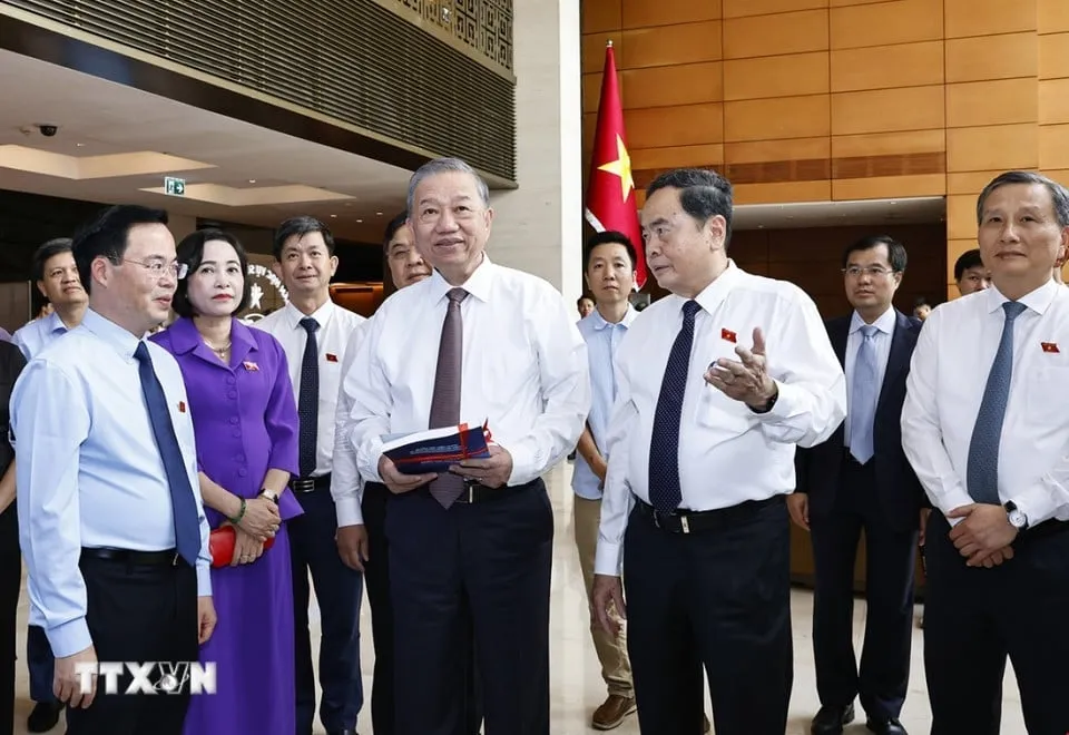 Tổng Bí thư Tô Lâm, Chủ tịch Quốc hội Trần Thanh Mẫn cùng các đại biểu tham quan khu trưng bày Quốc hội số tại hội nghị. Ảnh: TTXVN TBT.jpeg