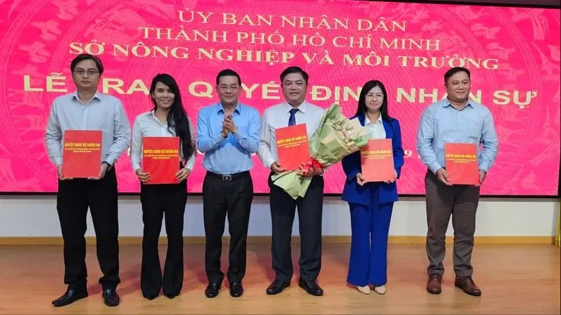 Giám đốc Sở NNMT Nguyễn Toàn Thắng trao các quyết định