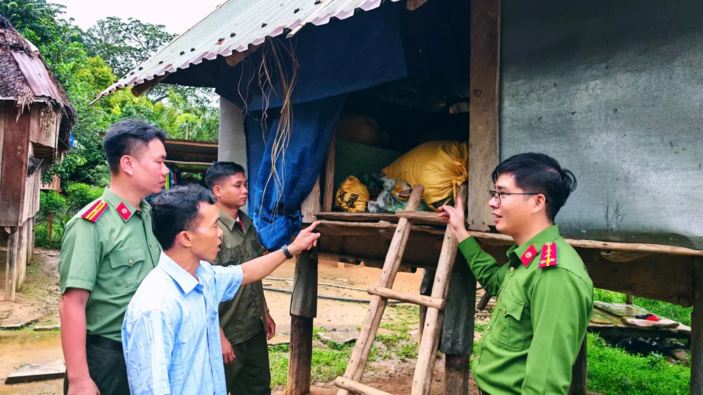 Lực lượng xã A Vương xuống các thôn, hướng dẫn người dân chằng chống nhà cửa, công trình trước bão xa-a-vuong-3-5392-5079.jpg