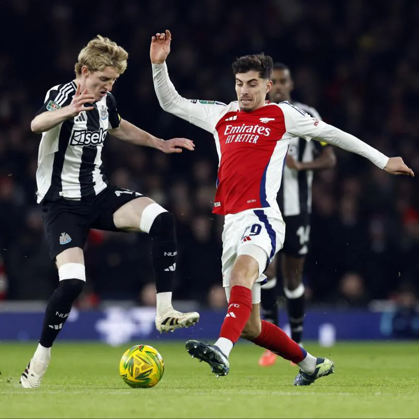 Anthony Gordon (trái) tranh chấp bóng với cầu thủ Arsenal ở trận lượt về mùa giải 2024-2025