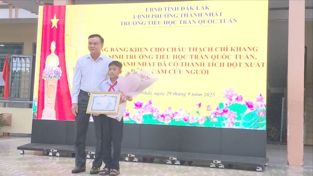 UBND tỉnh Đắk Lắk tặng bằng khen cho nam sinh dũng cảm cứu người trong vụ thảm sát 3 người tử vong