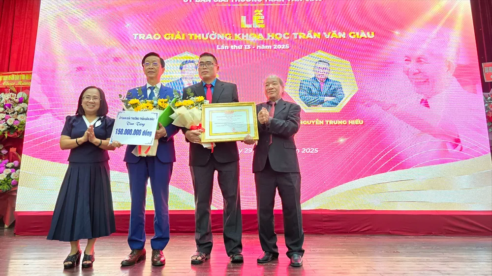 Đồng chí Đinh Thị Thanh Thủy, Phó Trưởng Ban Tuyên giáo và Dân vận Thành ủy TPHCM và GS-TS-NGND Ngô Văn Lệ trao giải đến 2 tác giả 20250929_091919.jpg