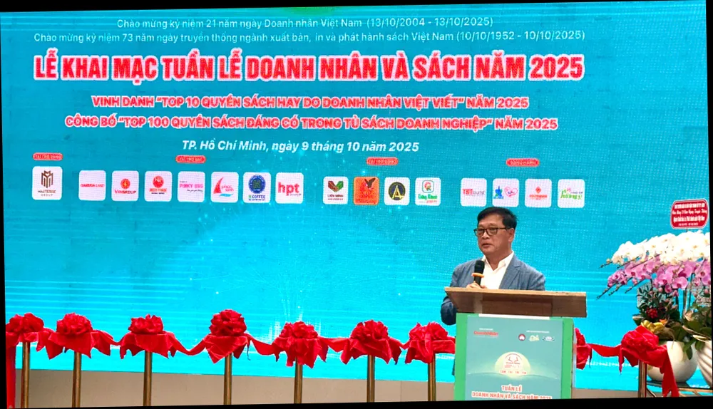 Ông Lê Hoàng, Giám đốc Đường sách TPHCM, phát biểu tại chương trình IMG_4493.jpg
