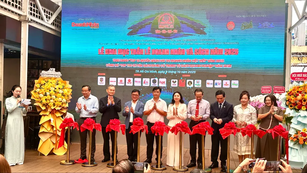 Đồng chí Lê Văn Minh và các đại biểu cùng thực hiện nghi thức cắt băng khai mạc Tuần lễ Doanh nhân và Sách năm 2025 IMG_4511.jpg