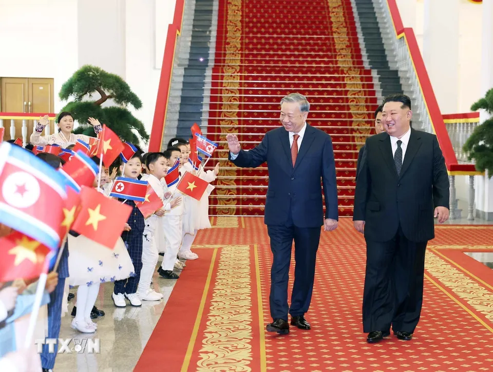 Tổng Bí thư Tô Lâm và Tổng Bí thư Đảng Lao động Triều Tiên, Chủ tịch Quốc vụ nước Cộng hòa Dân chủ Nhân dân Triều Tiên Kim Jong Un với thiếu nhi Triều Tiên tại Lễ đón. Ảnh: TTXVN le-don-tong-bi-thu-to-lam-tham-cap-nha-nuoc-toi-chdcnd-trieu-tien-10.jpg