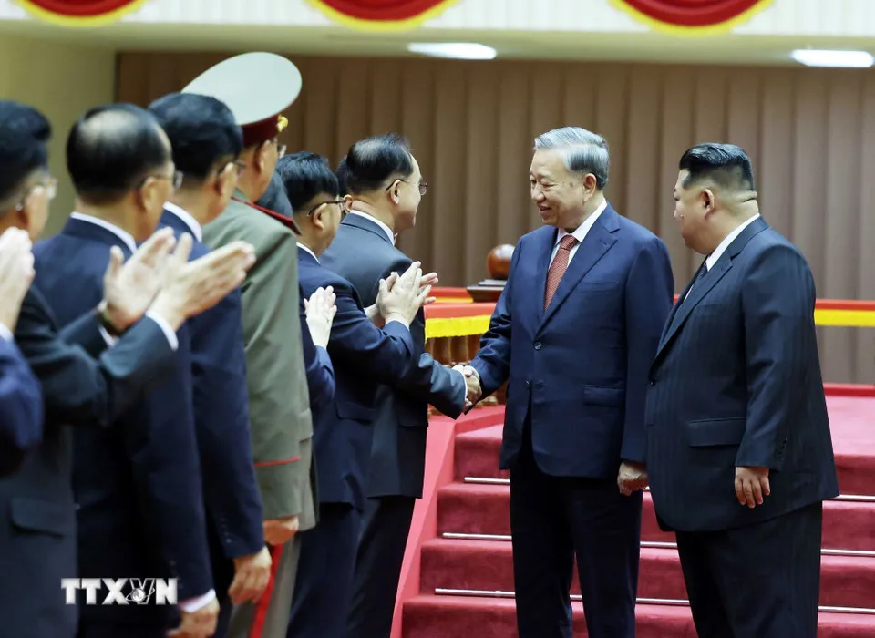 Tổng Bí thư, Chủ tịch Quốc vụ nước CHDCND Triều Tiên Kim Jong Un giới thiệu thành viên chính thức Đoàn cấp cao Triều Tiên với Tổng Bí thư Tô Lâm. Ảnh: TTXVN le-don-tong-bi-thu-to-lam-tham-cap-nha-nuoc-toi-chdcnd-trieu-tien-18.jpg