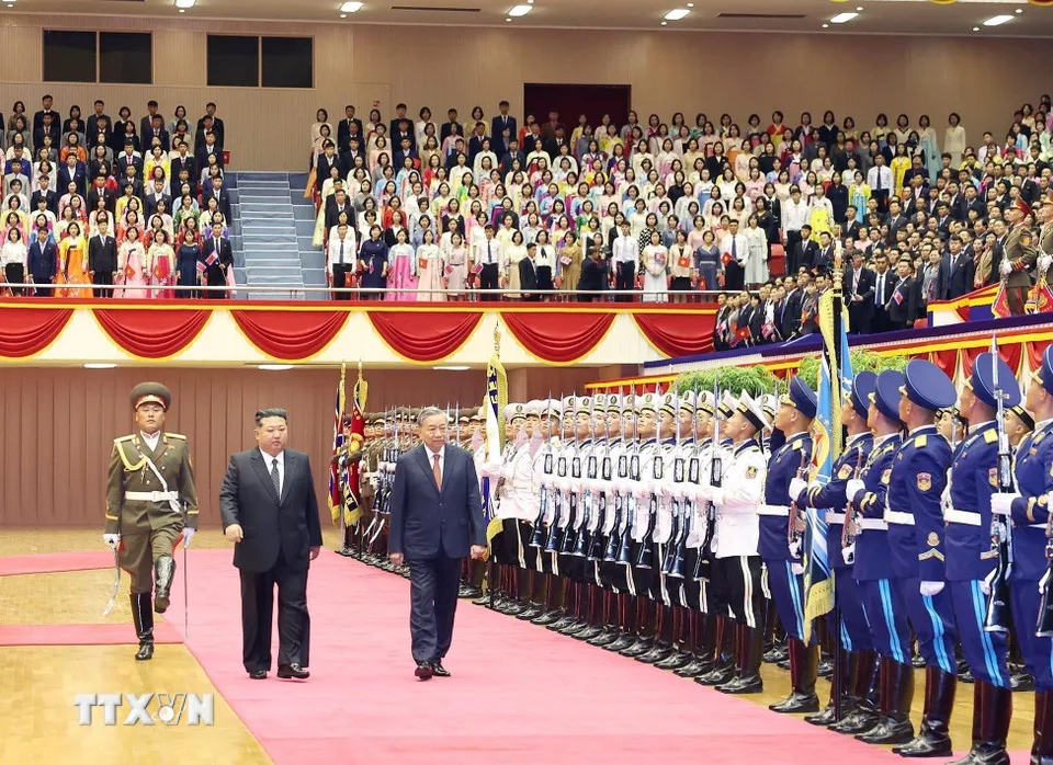 Tổng Bí thư Tô Lâm và Tổng Bí thư Đảng Lao động Triều Tiên, Chủ tịch Quốc vụ nước CHDCND Triều Tiên Kim Jong Un duyệt Đội danh dự. Ảnh: TTXVN le-don-tong-bi-thu-to-lam-tham-cap-nha-nuoc-toi-chdcnd-trieu-tien-2.jpg