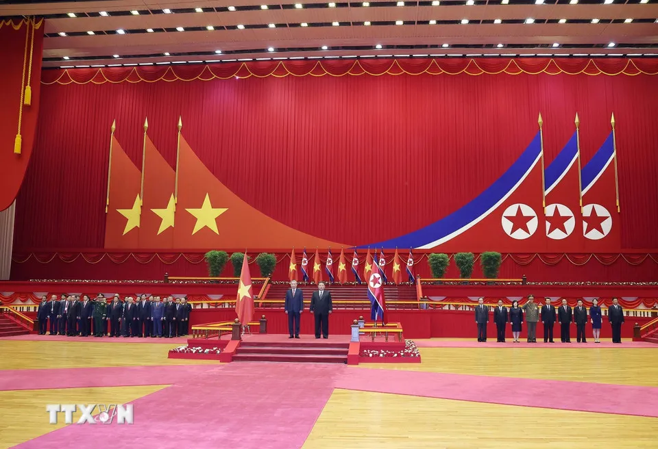Tổng Bí thư Tô Lâm và Tổng Bí thư Đảng Lao động Triều Tiên, Chủ tịch Quốc vụ nước CHDCND Triều Tiên Kim Jong Un trên bục danh dự, nghe Quân nhạc cử Quốc thiều hai nước. Ảnh: TTXVN le-don-tong-bi-thu-to-lam-tham-cap-nha-nuoc-toi-chdcnd-trieu-tien-5.jpg