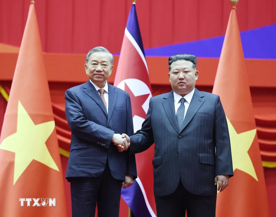 Tổng Bí thư Đảng Lao động Triều Tiên, Chủ tịch Quốc vụ nước Cộng hòa Dân chủ Nhân dân Triều Tiên Kim Jong Un đón Tổng Bí thư Tô Lâm. Ảnh: TTXVN le-don-tong-bi-thu-to-lam-tham-cap-nha-nuoc-toi-chdcnd-trieu-tien-6.jpg