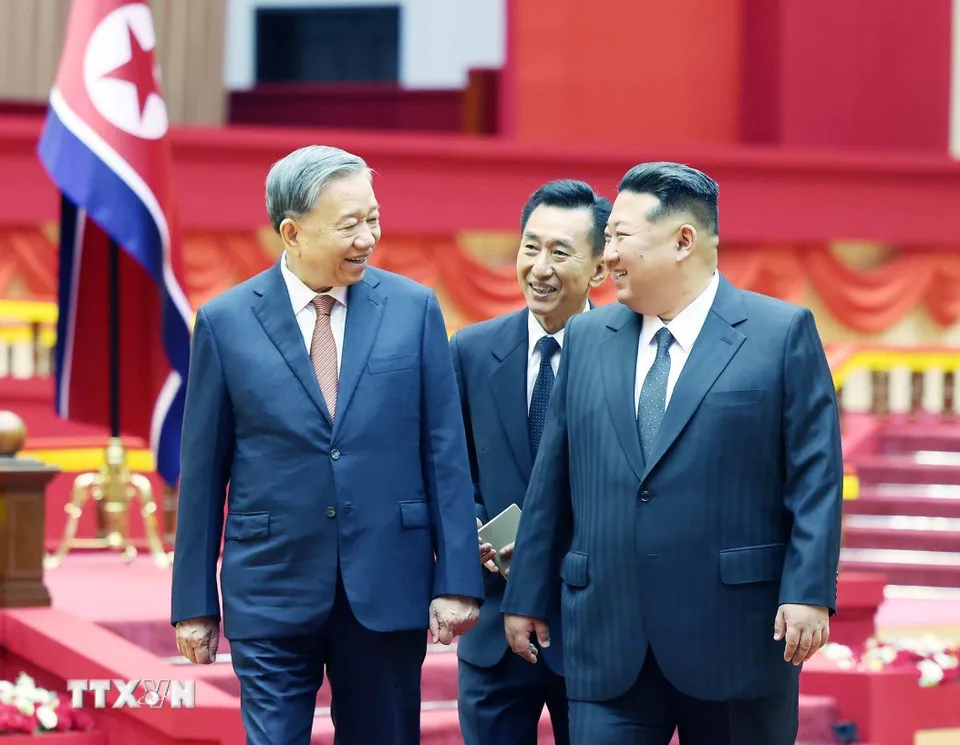Tổng Bí thư Đảng Lao động Triều Tiên, Chủ tịch Quốc vụ nước CHDCND Triều Tiên Kim Jong Un đón Tổng Bí thư Tô Lâm. Ảnh: TTXVN le-don-tong-bi-thu-to-lam-tham-cap-nha-nuoc-toi-chdcnd-trieu-tien-7.jpg