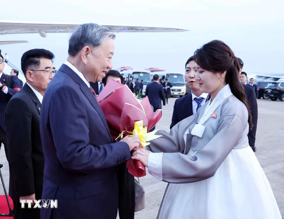 Thiếu nữ Triều Tiên tặng hoa Tổng Bí thư Tô Lâm tại Sân bay quốc tế Bình Nhưỡng. Ảnh: TTXVN tong-bi-thu-to-lam-den-binh-nhuong-bat-dau-tham-cap-nha-nuoc-toi-trieu-tien-09-10.jpg
