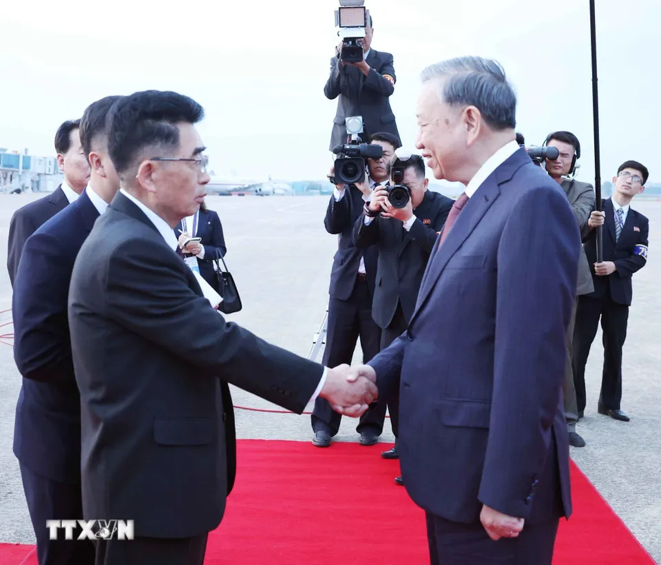 Ủy viên dự khuyết Bộ Chính trị, Ủy viên Quốc vụ, Trưởng ban Quốc tế - Ban Chấp hành Trung ương Đảng Lao động Triều Tiên Kim Song Nam đón Tổng Bí thư Tô Lâm tại Sân bay quốc tế Bình Nhưỡng. Ảnh: TTXVN tong-bi-thu-to-lam-den-binh-nhuong-bat-dau-tham-cap-nha-nuoc-toi-trieu-tien-09-3 (1).jpg