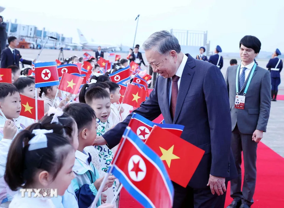 Thiếu nhi Triều Tiên vẫy cờ hai nước, chào đón Tổng Bí thư Tô Lâm tại Sân bay quốc tế Bình Nhưỡng. Ảnh: TTXVN tong-bi-thu-to-lam-den-binh-nhuong-bat-dau-tham-cap-nha-nuoc-toi-trieu-tien-09-4.jpg