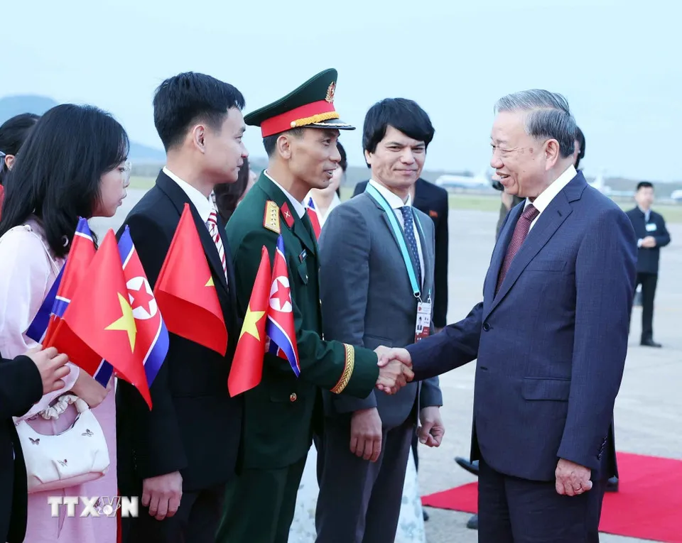 Cán bộ, nhân viên Đại sứ quán Việt Nam tại Triều Tiên đón Tổng Bí thư Tô Lâm tại Sân bay quốc tế Bình Nhưỡng. Ảnh: TTXVN tong-bi-thu-to-lam-den-binh-nhuong-bat-dau-tham-cap-nha-nuoc-toi-trieu-tien-09-8.jpg