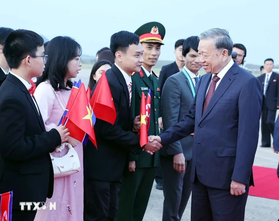 Cán bộ, nhân viên Đại sứ quán Việt Nam tại Triều Tiên đón Tổng Bí thư Tô Lâm tại Sân bay quốc tế Bình Nhưỡng. Ảnh: TTXVN tong-bi-thu-to-lam-den-binh-nhuong-bat-dau-tham-cap-nha-nuoc-toi-trieu-tien-09-9.jpg