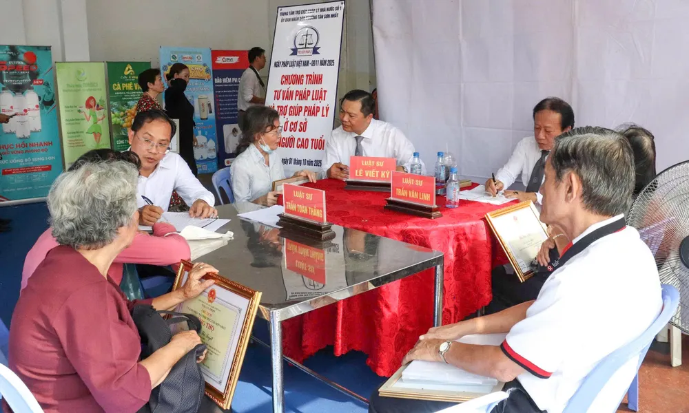 Luật sư tư vấn pháp lý cho người cao tuổi tại phường Tân Sơn Nhất, TPHCM. Ảnh: CẨM TUYẾT