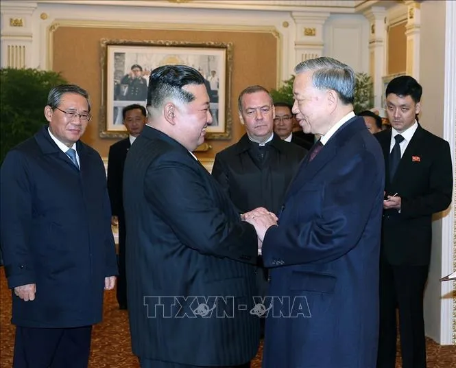 Tổng Bí thư Tô Lâm với Tổng Bí thư Đảng Lao động Triều Tiên, Chủ tịch Quốc vụ nước Cộng hòa Dân chủ Nhân dân Triều Tiên Kim Jong Un. Ảnh: TTXVN IMG_8937.jpeg