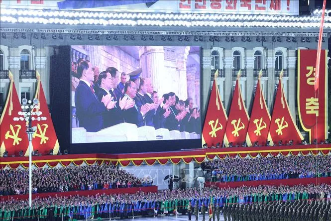 Các đại biểu tham dự buổi lễ tại Quảng trường Kim Nhật Thành ở Thủ đô Bình Nhưỡng. Ảnh: TTXVN IMG_8938.jpeg