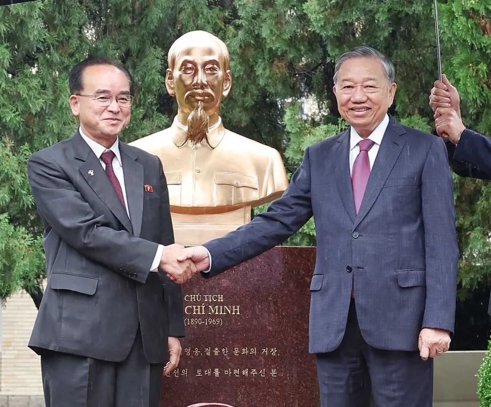 Tổng Bí thư Tô Lâm và Ủy viên Thường vụ Bộ Chính trị Triều Tiên Jo Yong Won tại lễ khánh thành tượng Chủ tịch Hồ Chí Minh trong khuôn viên Đại sứ quán Việt Nam ở Triều Tiên. Ảnh: TTXVN