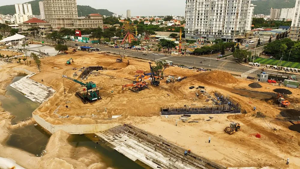 Công trình Quảng trường Thùy Vân (phường Vũng Tàu) giai đoạn 2 đang tất bật thi công Ảnh: HOÀNG NHÂN K4b.jpg