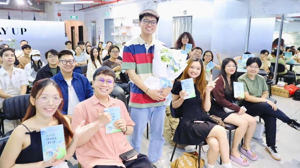 Tác giả Thoòng Dành Kể Chuyện giao lưu với bạn đọc trong buổi ra mắt tác phẩm Muôn trùng xứ sở tại TPHCM. Ảnh: BLUE BOOKS
