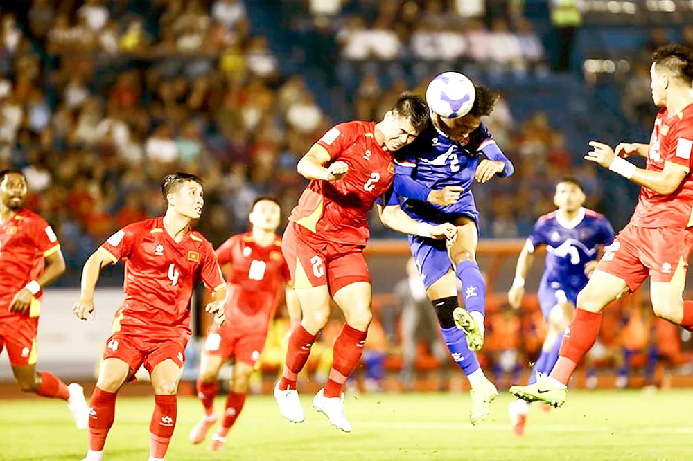 Tuyển thủ Duy Mạnh không chiến với Sanish Shrestha (Nepal) trong trận lượt đi, tối 9-10. Ảnh: DŨNG PHƯƠNG