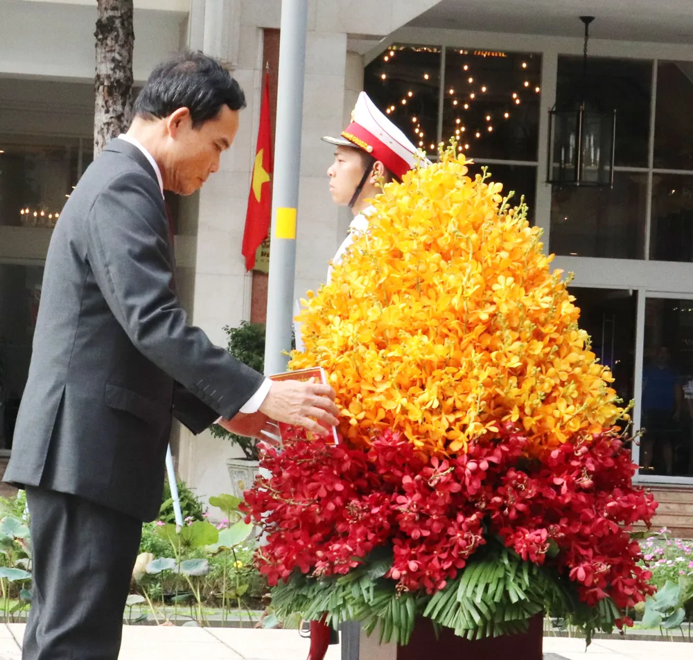 Bí thư Thành ủy TPHCM Trần Lưu Quang dâng hoa tưởng nhớ Chủ tịch Hồ Chí Minh. Ảnh: THÁI PHƯƠNG Bi-thu.jpg