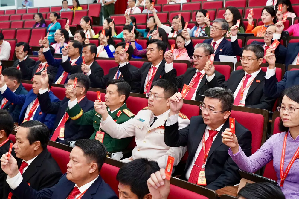 Các đại biểu biểu quyết bầu Đoàn Chủ tịch Đại hội đại biểu Đảng bộ TPHCM lần thứ I bieuquyet1.jpg