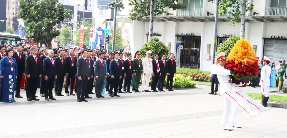 Đoàn dâng hoa tại Công viên tượng đài Chủ tịch Hồ Chí Minh. Ảnh: THÁI PHƯƠNG img-5463-2284-7693.jpg