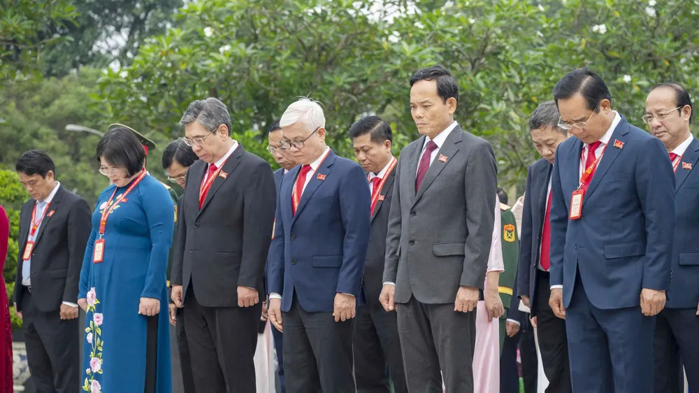 Các đại biểu dành phút mặc niệm tưởng nhớ anh linh các anh hùng liệt sĩ. Ảnh: MẠNH THẮNG mt-4828-2339.jpg