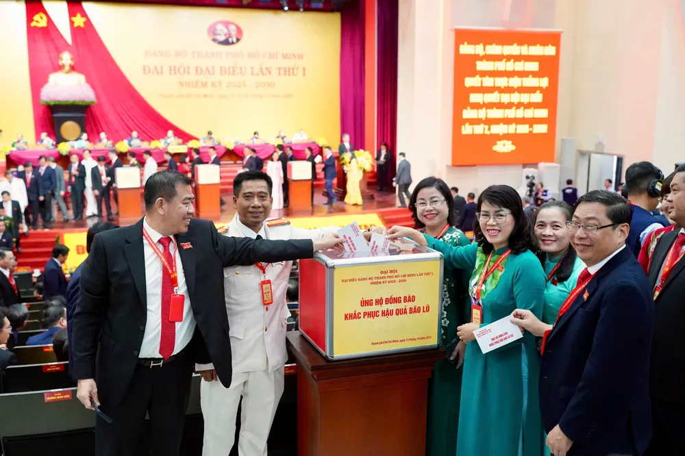 Đại biểu ủng hộ đồng bào khắc phục hậu quả bão lũ quyen-gop-11.jpg