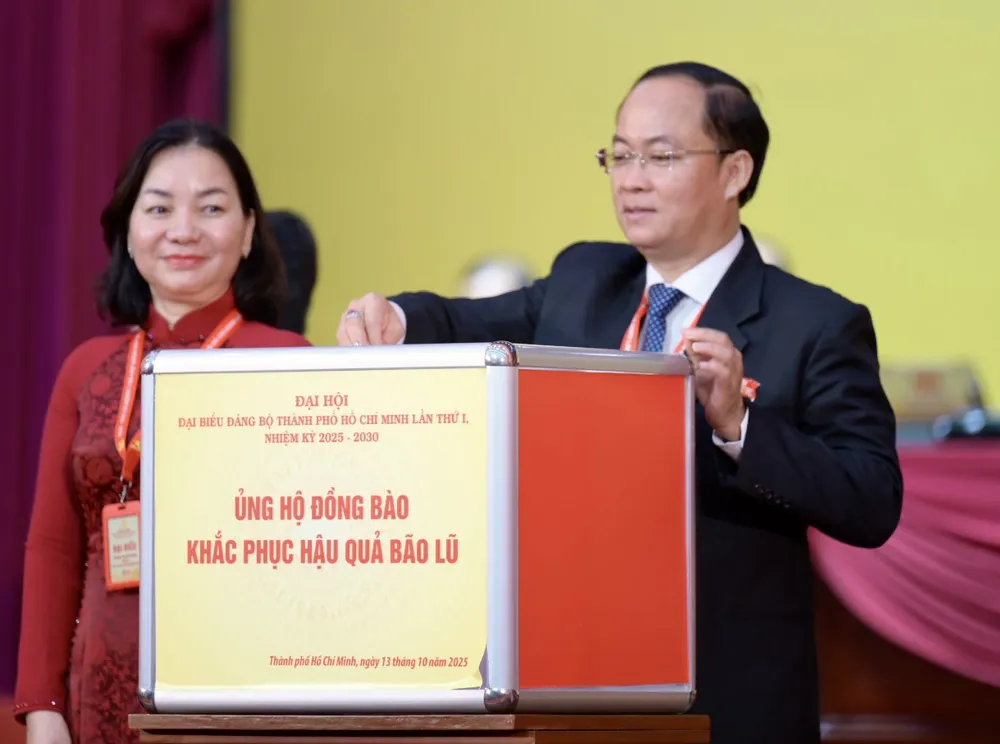 Đại biểu ủng hộ đồng bào khắc phục hậu quả bão lũ quyen-gop-4.jpg