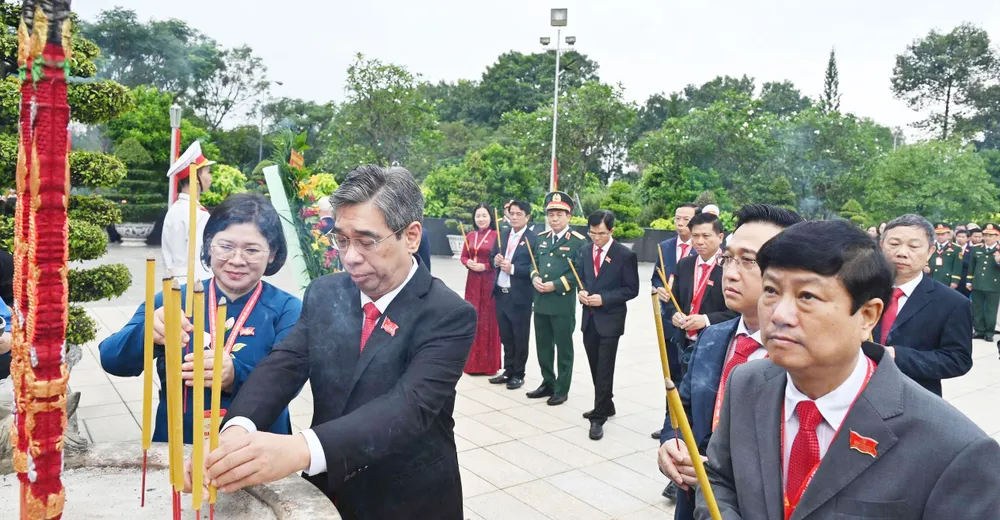 Các đại biểu dâng hương tại Nghĩa trang Liệt sĩ TPHCM. Ảnh: MẠNH THẮNG thapnhang1.jpg