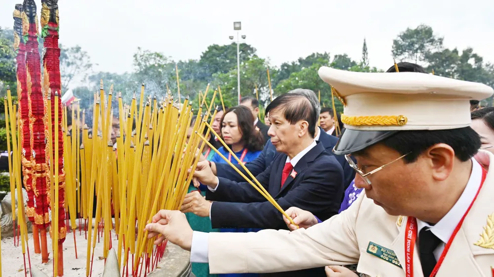 Các đại biểu dâng hương tại Nghĩa trang Liệt sĩ TPHCM. Ảnh: MẠNH THẮNG thapnhang2.jpg