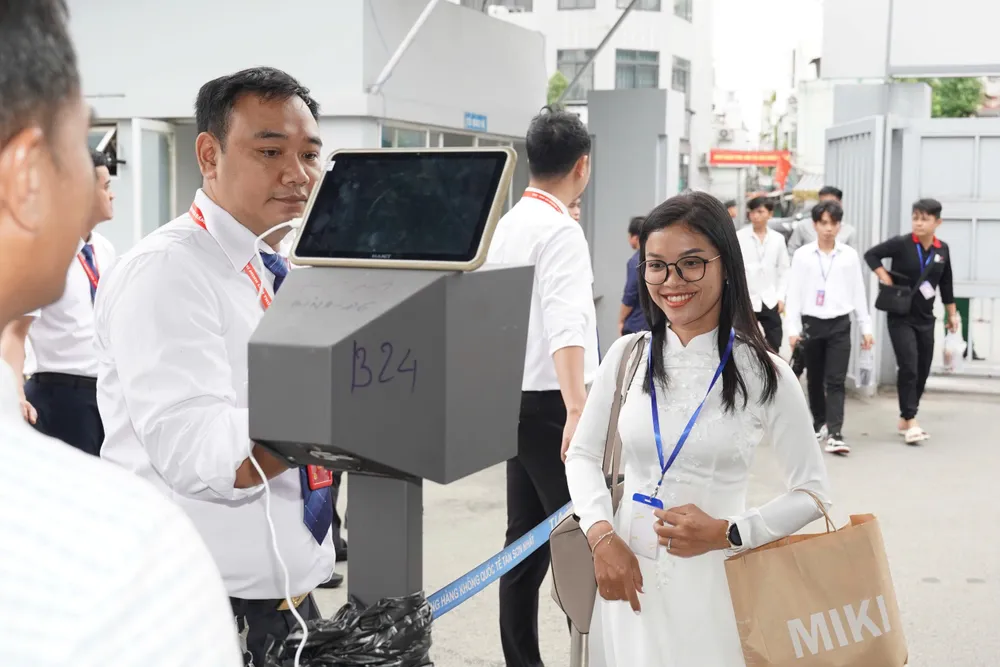 Kiểm tra hành lý khi qua cổng an ninh z7110135408173_fad0455647c2ef7b99320c285d6ae32c.jpg