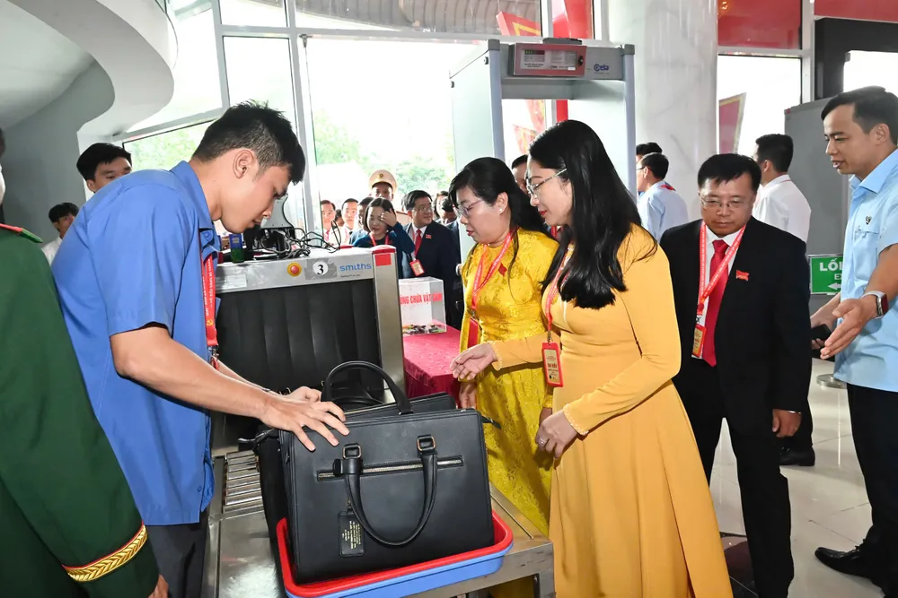 Các đại biểu được kiểm tra hành lý trước khi qua cổng an ninh z7110383324769_bdeeacf6025536bd8a22ff6b3769669b.jpg