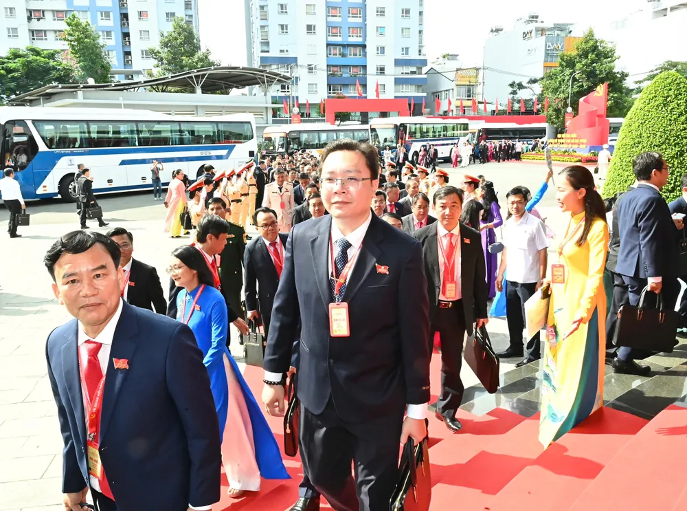 Các đại biểu vào hội trường để dự phiên trù bị Đại hội đại biểu Đảng bộ TPHCM lần thứ nhất z7110383346718_40afc13d6a466f51537edd87e9e7a330.jpg