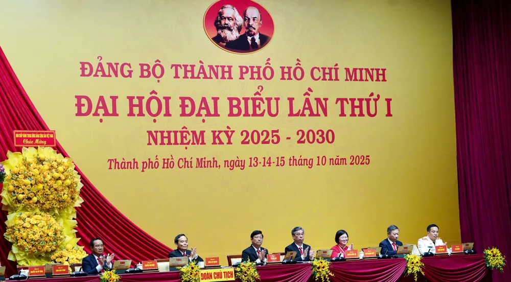 Đoàn Chủ tịch đại hội 18.jpg