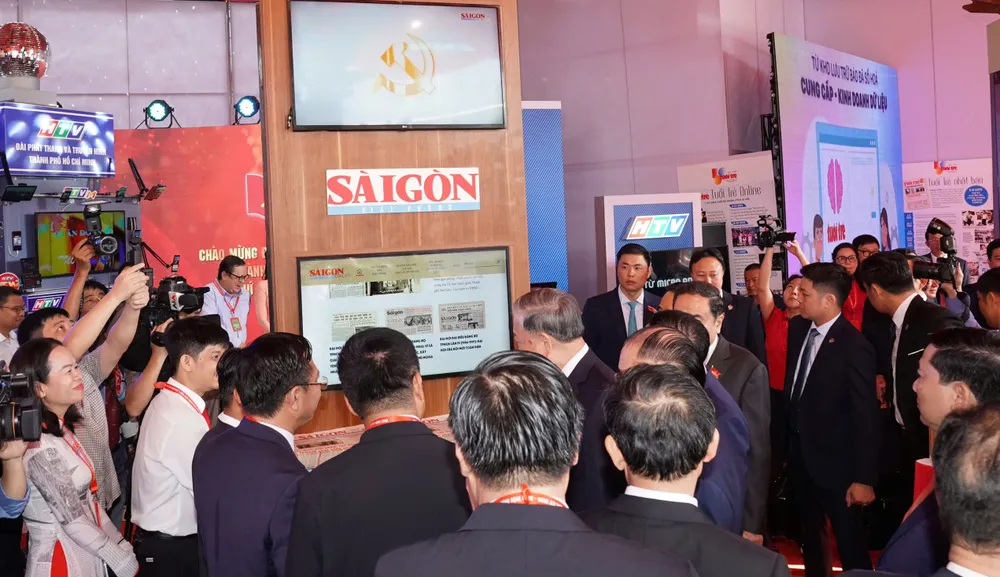 Tổng Bí thư Tô Lâm và các đại biểu tham quan Không gian triển lãm Báo SGGP 8.jpg