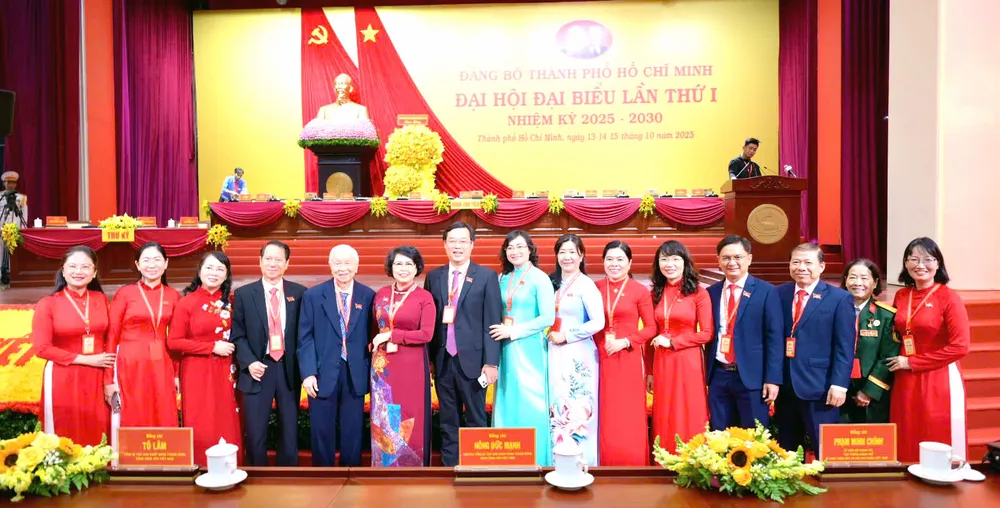 Phó Bí thư Thường trực Thành ủy TPHCM Lê Quốc Phong chụp ảnh lưu niệm cùng các đại biểu dự Đại hội đại biểu Đảng bộ TPHCM lần thứ I. Ảnh: VĂN MINH le-quoc-phong.jpg