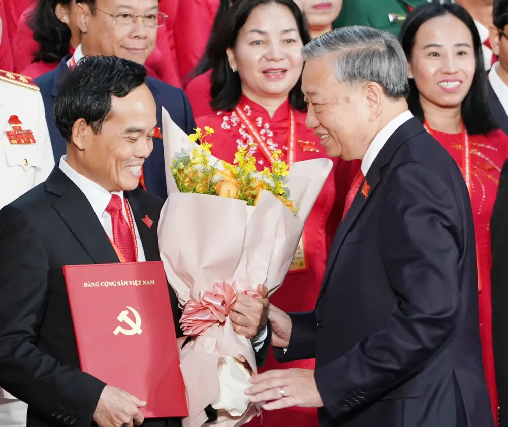 Tổng Bí thư Tô Lâm tặng hoa chúc mừng Bí thư Thành ủy TPHCM Trần Lưu Quang TBT-tang-hoa.jpg
