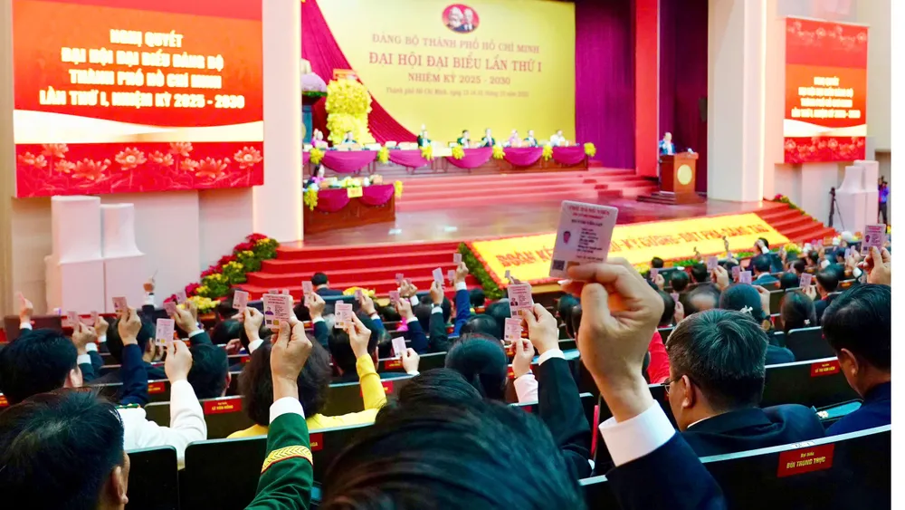 Đại hội đại biểu Đảng bộ TPHCM lần thứ I thông qua Nghị quyết với 30 chỉ tiêu phát triển bieu-quyet.jpg