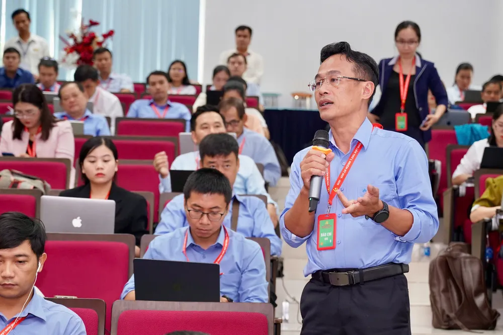 Nhà báo Võ Minh Phong, Phó trưởng Ban Chính trị - Xã hội, Báo Sài Gòn Giải Phóng đặt câu hỏi tại họp báo. Ảnh: HOÀNG HÙNG PV Minh Phong.jpg