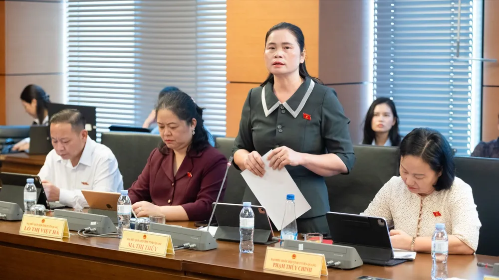 Các đại biểu Quốc hội thảo luận chiều 21-10