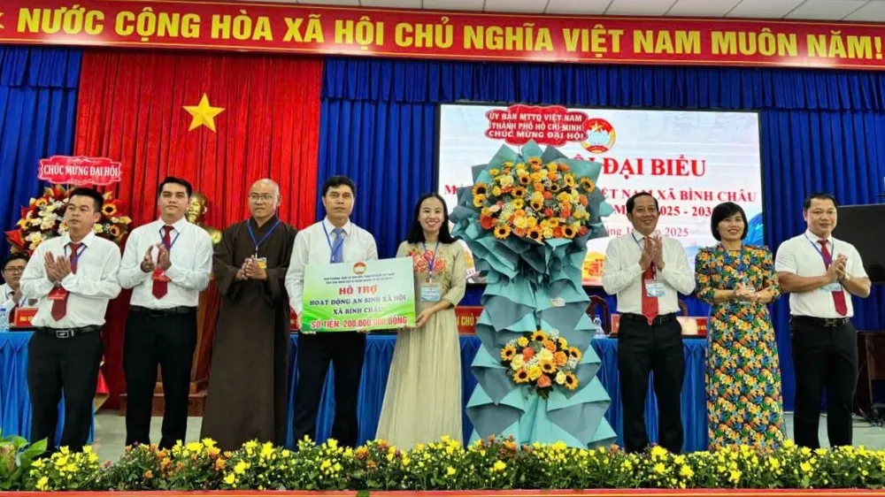 Ủy ban MTTQ Việt Nam TPHCM tặng hoa chúc mừng đại hội và trao 200 triệu đồng hoạt động an sinh xã hội xã Bình Châu binh châu 2.jpg