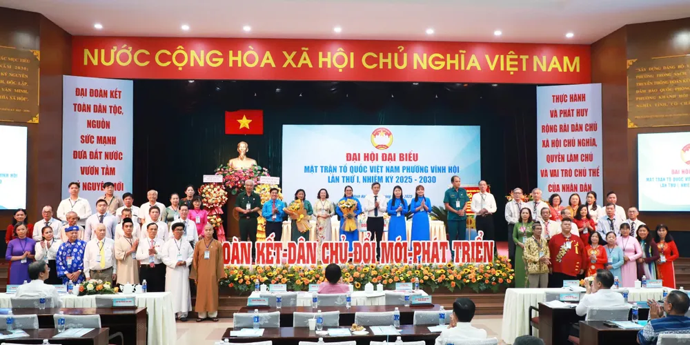Ban Chấp hành Ủy ban MTTQ Việt Nam phường Vĩnh Hội ra mắt tại đại hội dai hoi.jpg