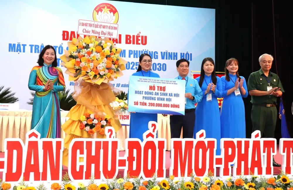 Đồng chí Trương Thị Bích Hạnh trao tặng hoa và trao hỗ trợ hoạt động an sinh xã hội đến phường Vĩnh Hội hoa.jpg