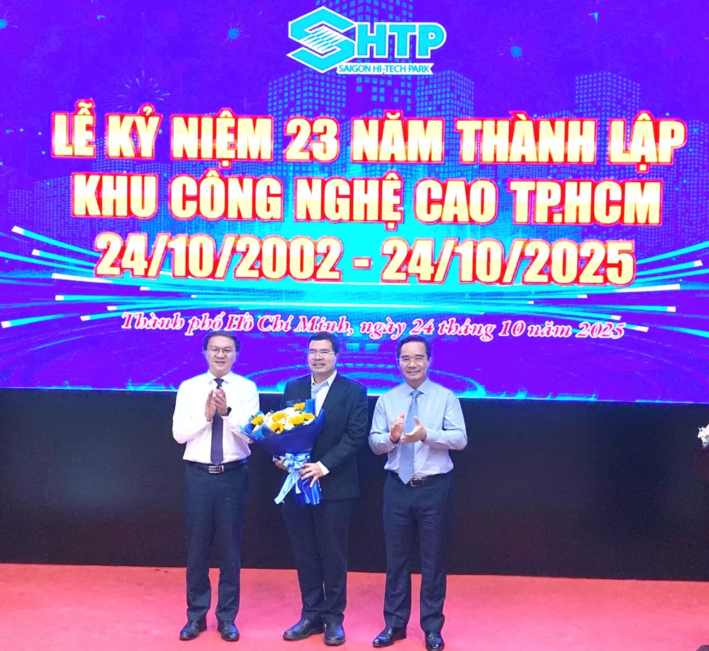 Đại diện Sở KH-CN TPHCM trao Quyết định cho Trung tâm Nghiên cứu Triển khai Khu Công nghệ cao (SHTP Labs) tempImagejGewXZ.jpg